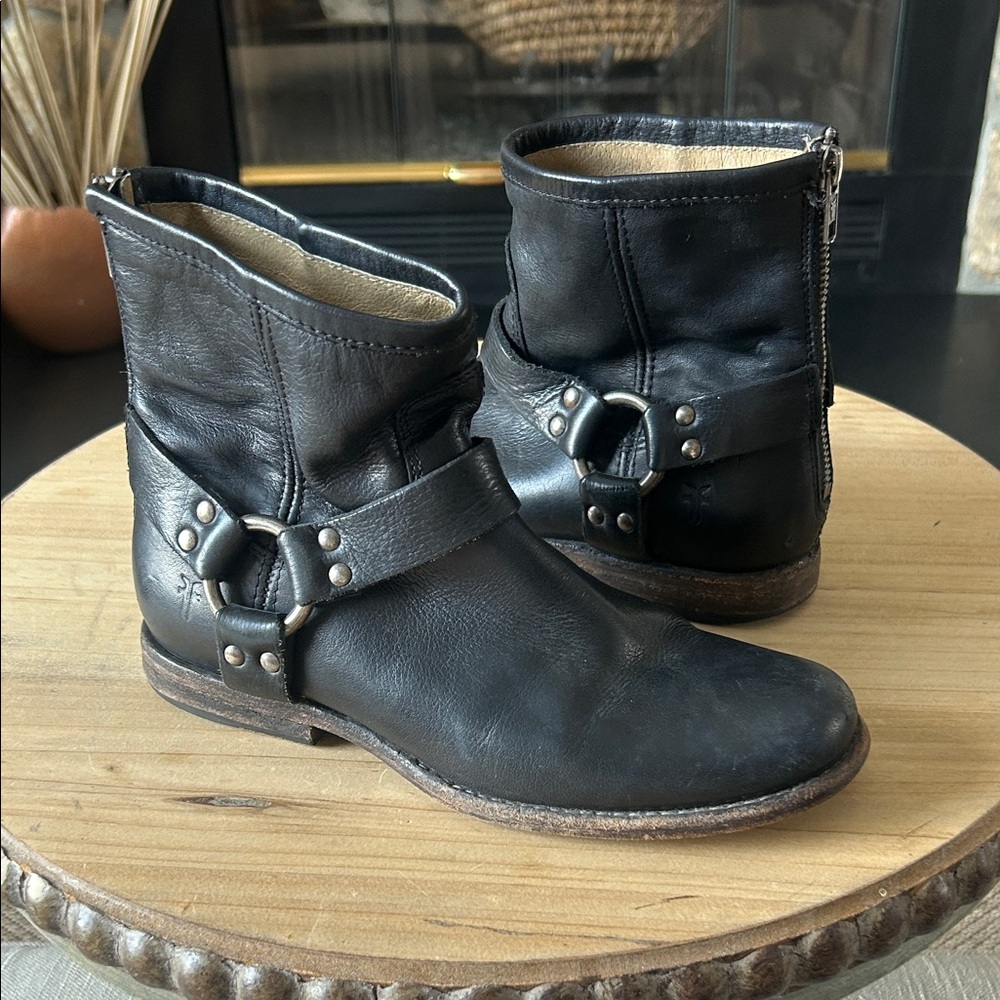 Frye Phillip Harness Short Ankle Boots Womens Size 7 B Black Leather‎ Zip Moto